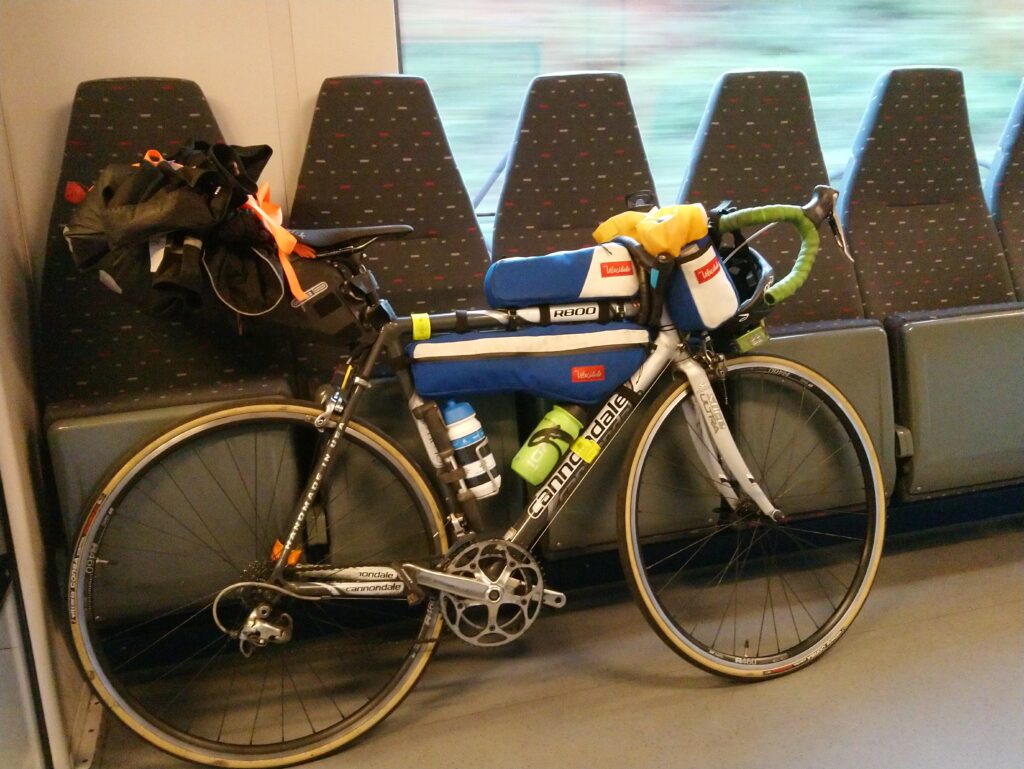 Les transports en vacances.
Photo de mon vélo et ses sacoches de bikepacking dans le train.