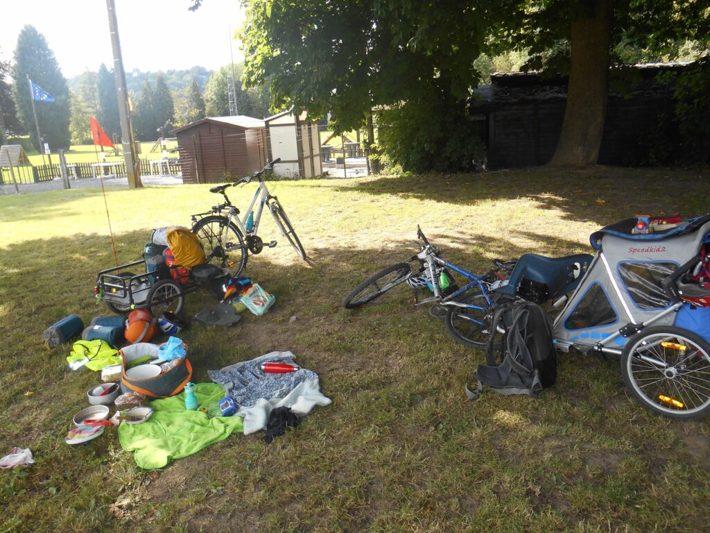 Les transports en vacances.
Photo des vélos et bagages de notre voyage à vélo avec les enfants.