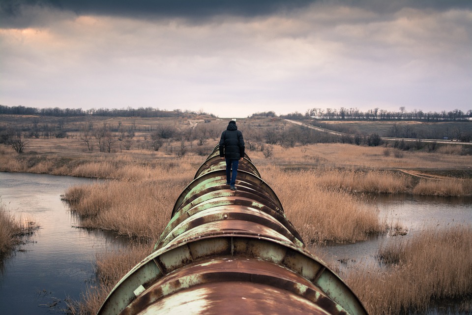 Livre: Comment saboter un pipeline.
Photo d'un homme marchant sur un pipeline